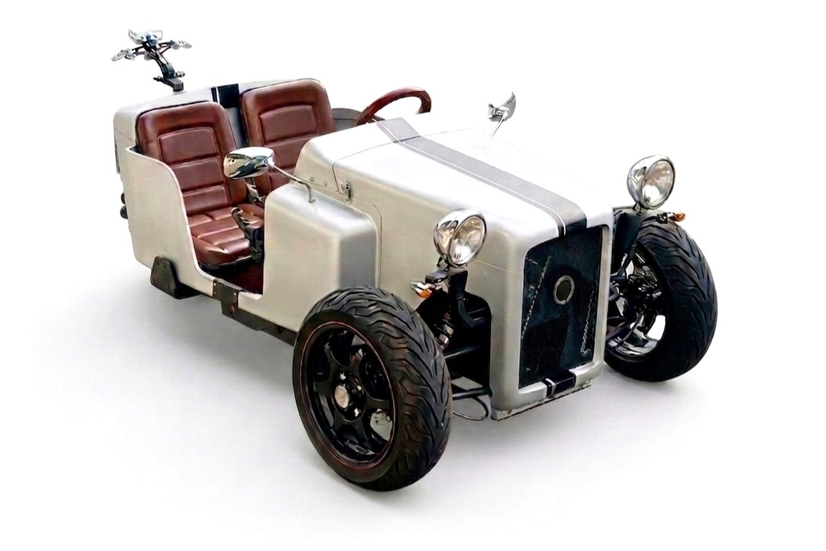 MicroRacer TTR, Brooklands Silver, front three-quarter view